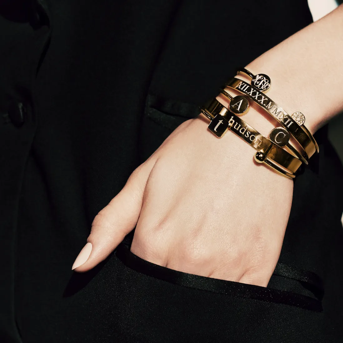 ELLE ROUND INITIAL BANGLE