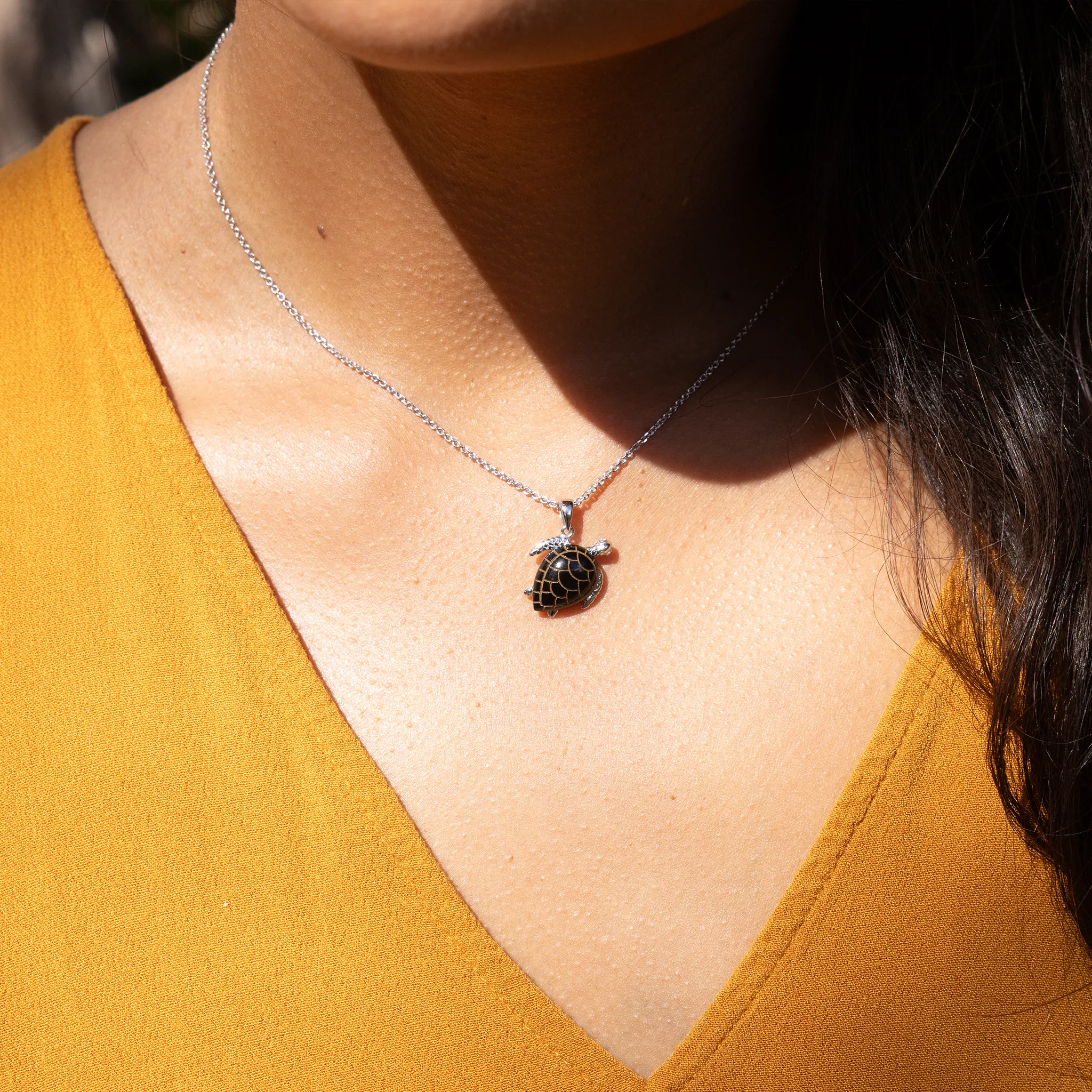 Honu Black Coral Pendant in White Gold with Diamonds - 16mm