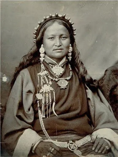 Tibetan Chatelaine with Grooming Kit